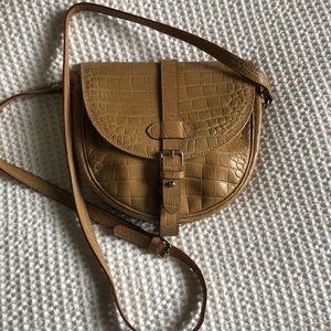 Crossbody saddle bag